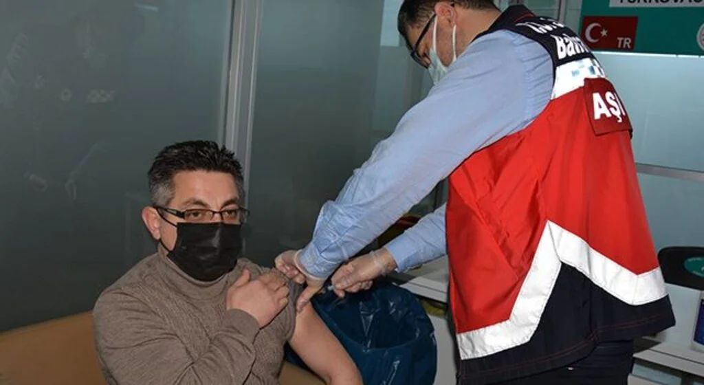 Bafra Devlet Hastanesinde yerli aşı TURKOVAC’a yoğun ilgi