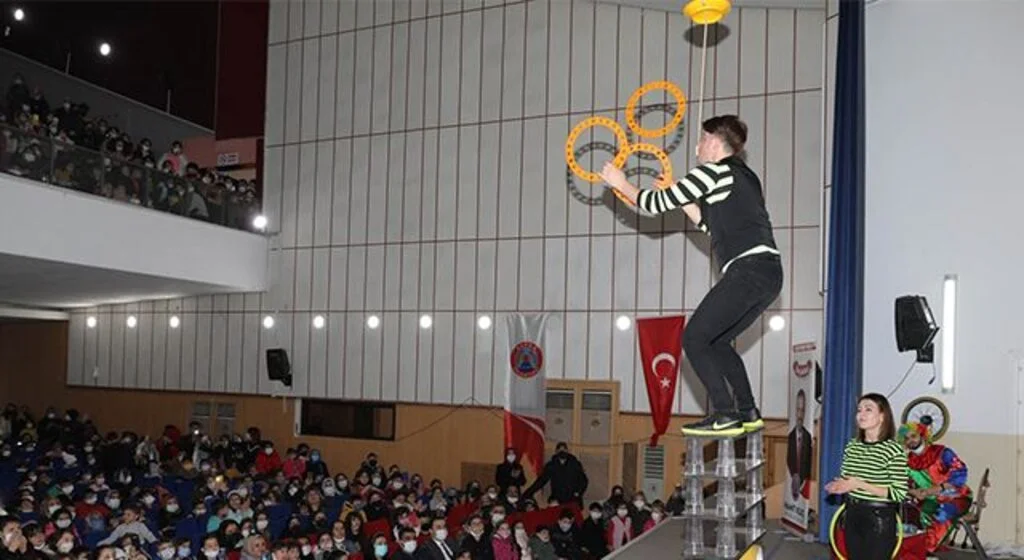 Bafralı çocuklara yarıyıl tatil hediyesi sirk gösterisi