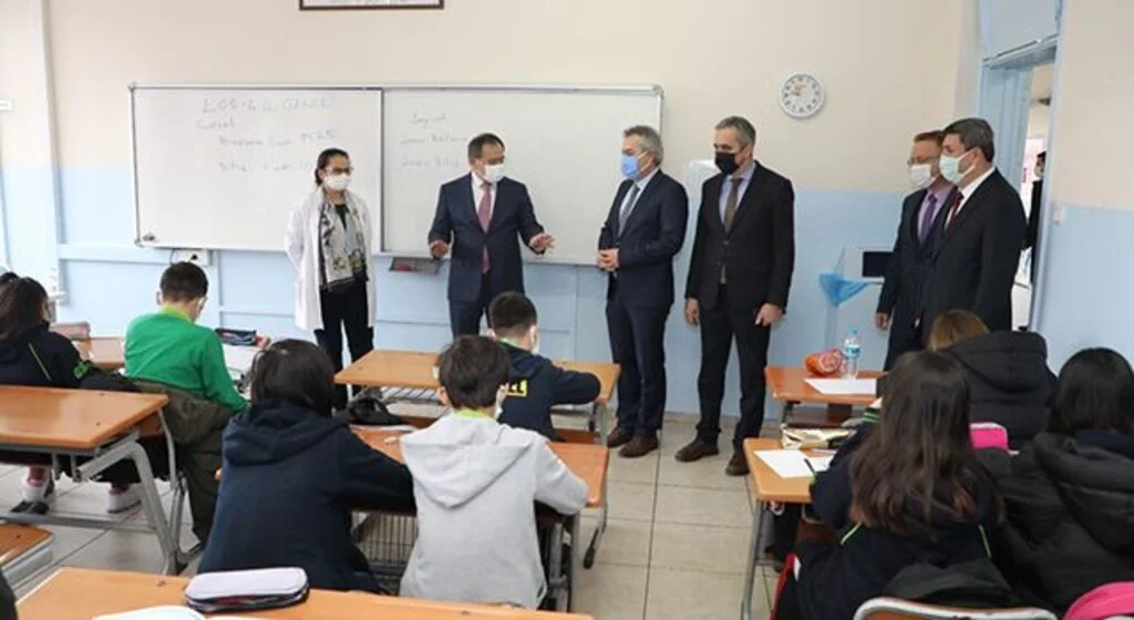 Başkan Demir'den öğrencilere sürpriz