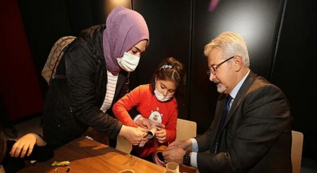 Başkan Erdem atölyede çocuklarla buluştu