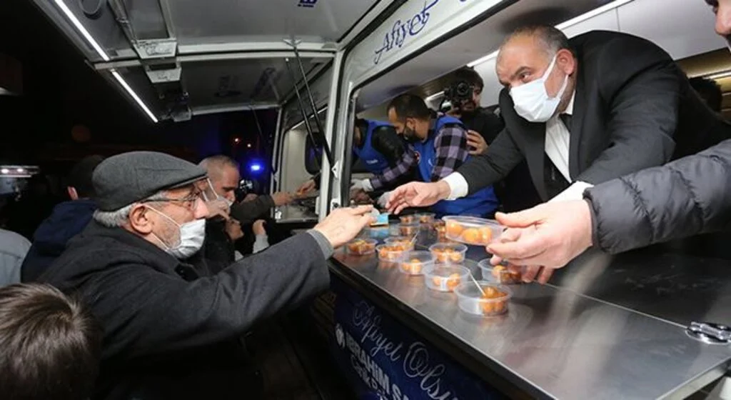 Canik Belediye Başkanı İbrahim Sandıkçı'dan vatandaşlara nohutlu pilav ikramı