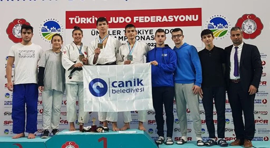 Canikli sporcular madalyalarla döndü