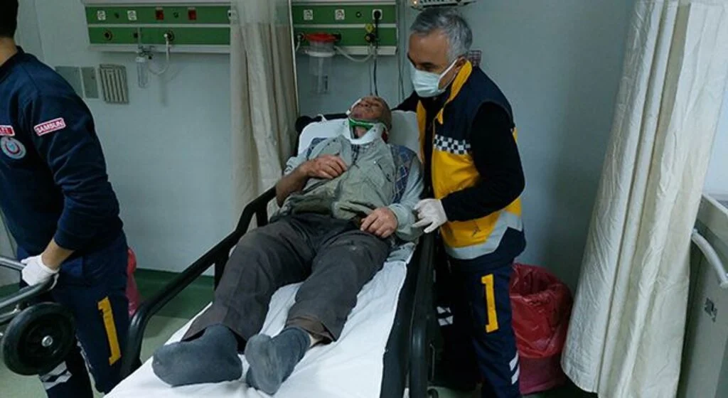 Çıktığı ahşap merdiven kırılınca hastanelik oldu