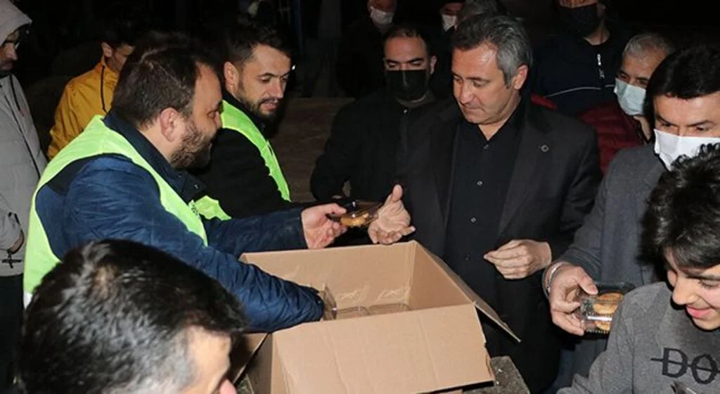 Dua gecesinde camiler doldu taştı