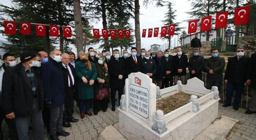 Dünya şampiyonu milli güreşçi Hüseyin Akbaş kabri başında anıldı