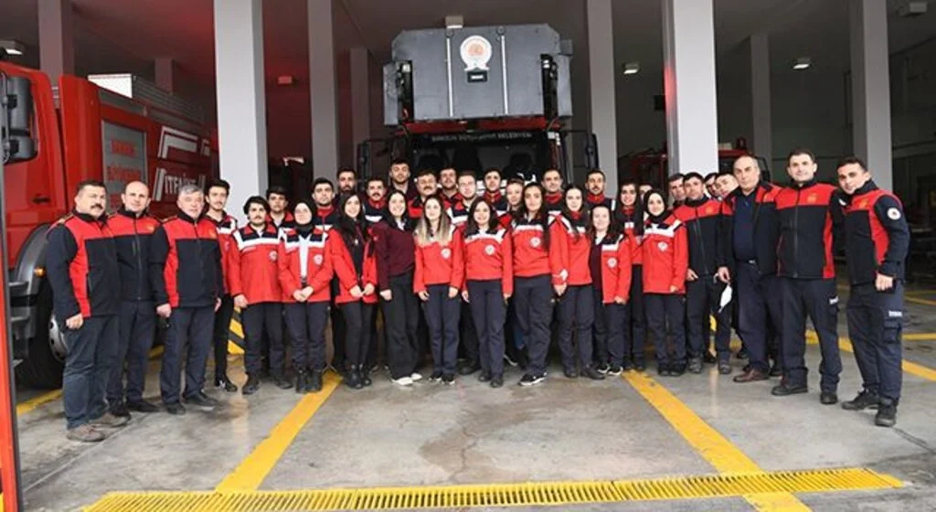 Geleceğin itfaiyecilerine zorlu eğitim