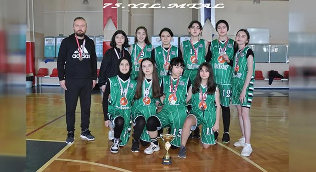 Genç Kızlarda Şampiyon Spor Lisesi