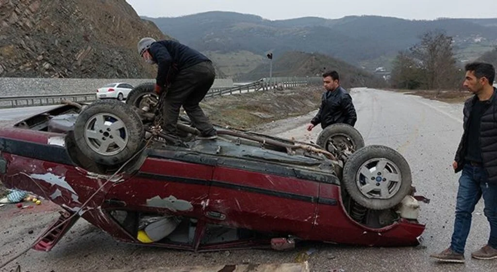 Hastaneye hasta götürürken otomobiliyle takla attı: 2 yaralı