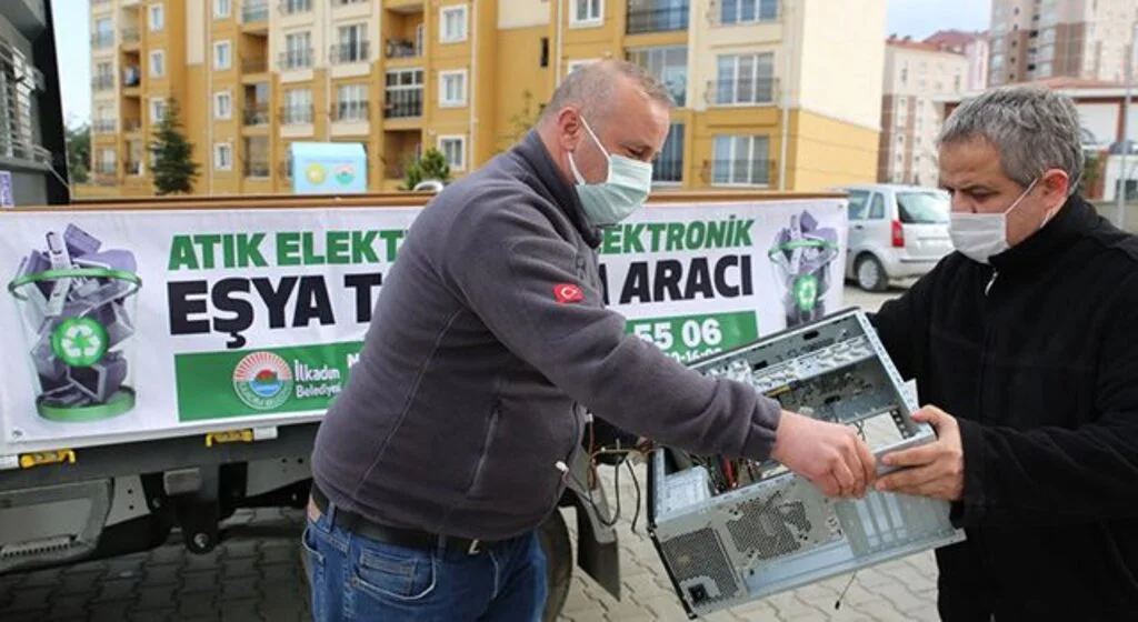 İlkadım'da Elektronik atıklar kapıdan alınıyor