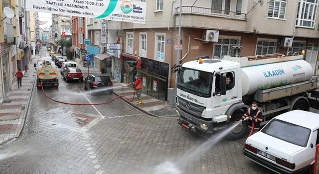 İlkadım'da temizlik işleri ekipleri tam kadro mahalle temizliğinde