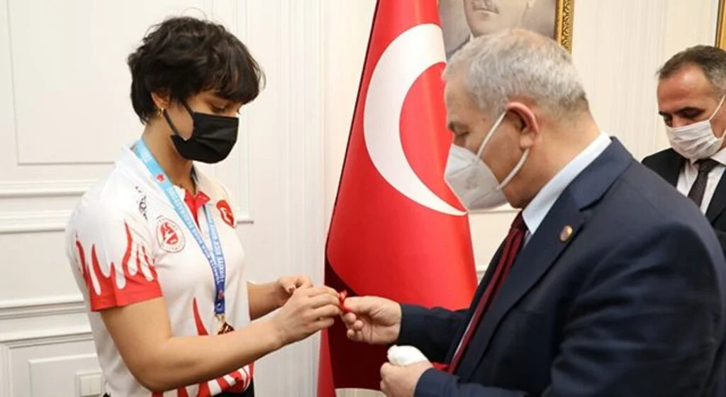 İlkadım’dan başarılı sporculara çeyrek altın