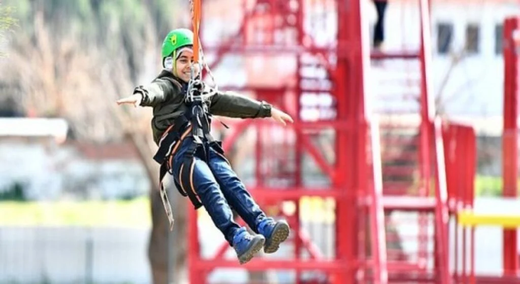 İşitme engelli ailelerin çocukları Macera Park’taydı