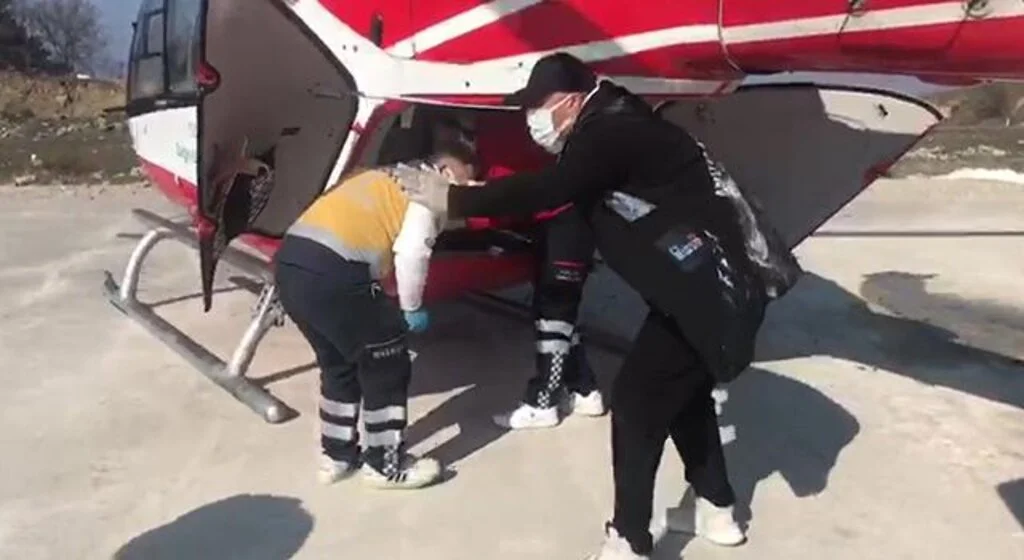 Kalp krizi geçiren hasta için ambulans helikopter zamanla yarıştı