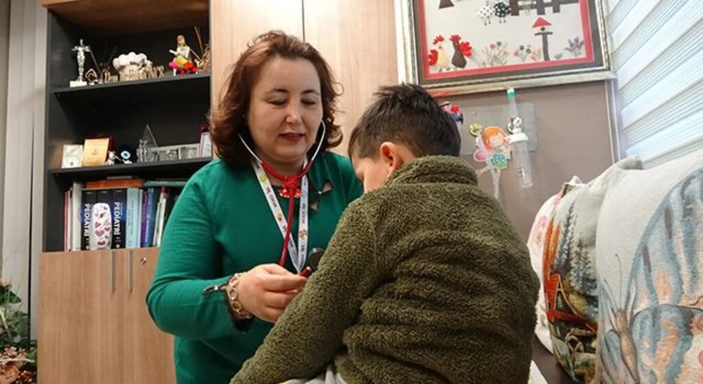Kaza sonrası yatağa bağımlı halde taburcu olan 3,5 yaşındaki çocuk, uygulanan tedavi ile yürümeye başladı