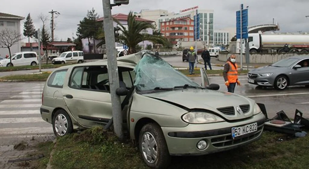 Köpeğe çarpmamak için kaza yaptı 