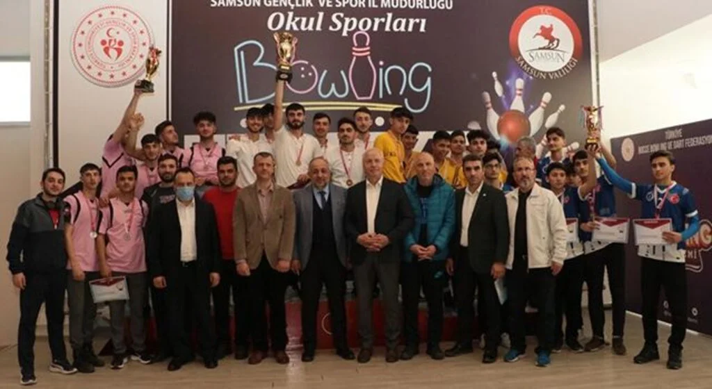 Liselerarası Bowling Türkiye Şampiyonası'nın kazananlar kupalarını aldı
