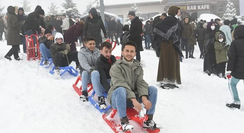 Öğrenciler Akdağ’da kayak keyfi yaptı