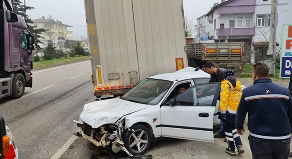 Otomobil tıra arkadan çarptı