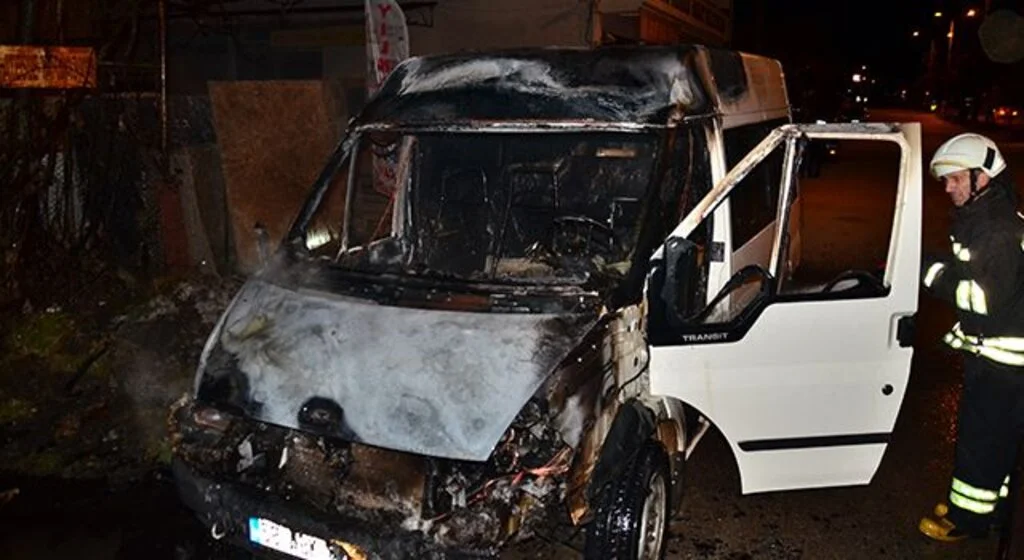 Park halindeyken yanan minibüs kullanılamaz hale geldi