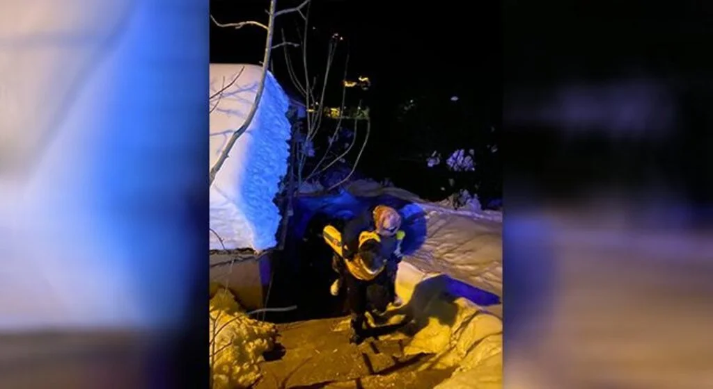 Sağlıkçı yaşlı kadını sırtında taşıdı