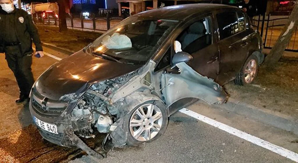 Samsun'da ağaca çarpan otomobilin sürücüsü yaralandı