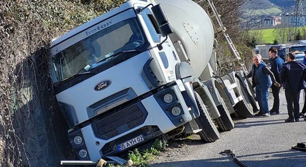 Samsun'da beton mikseri yoldan çıktı