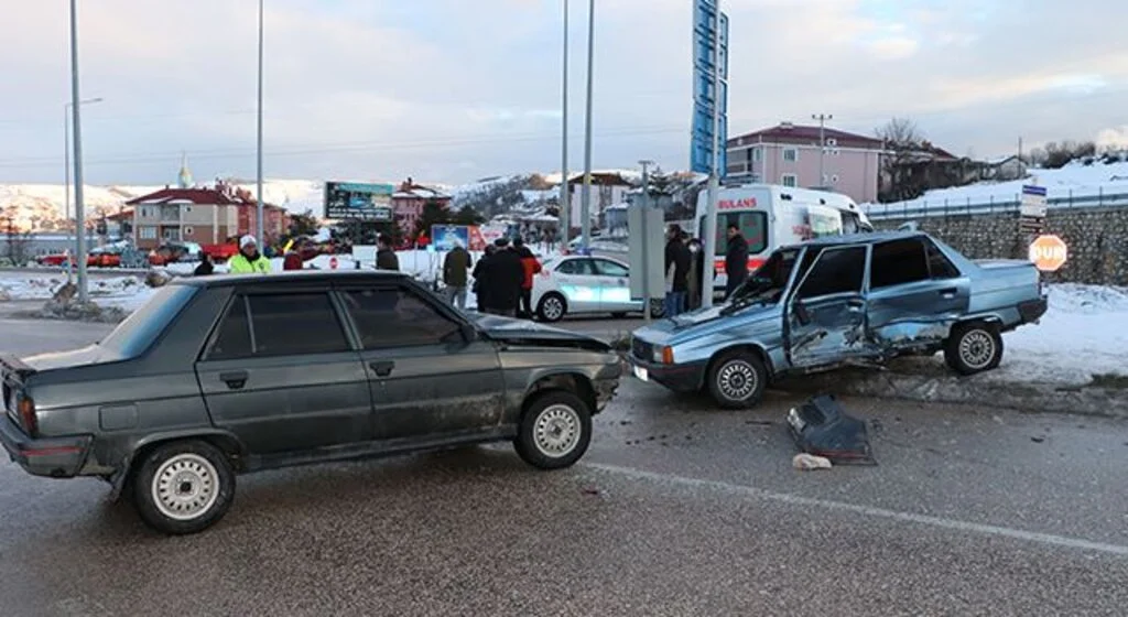 Samsun'da iki otomobilin çarpışması sonucu 4 kişi yaralandı