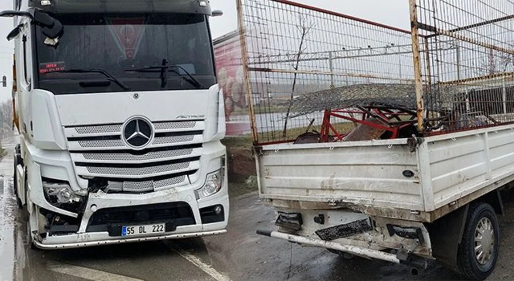 Samsun'da tır kırmızı ışıkta bekleyen kamyonete çarptı: 2 yaralı