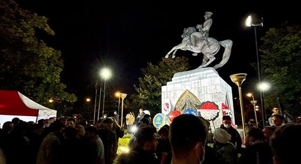 Samsun'da vatandaşlar Atatürk Anıtı'nda nöbet tutuyor