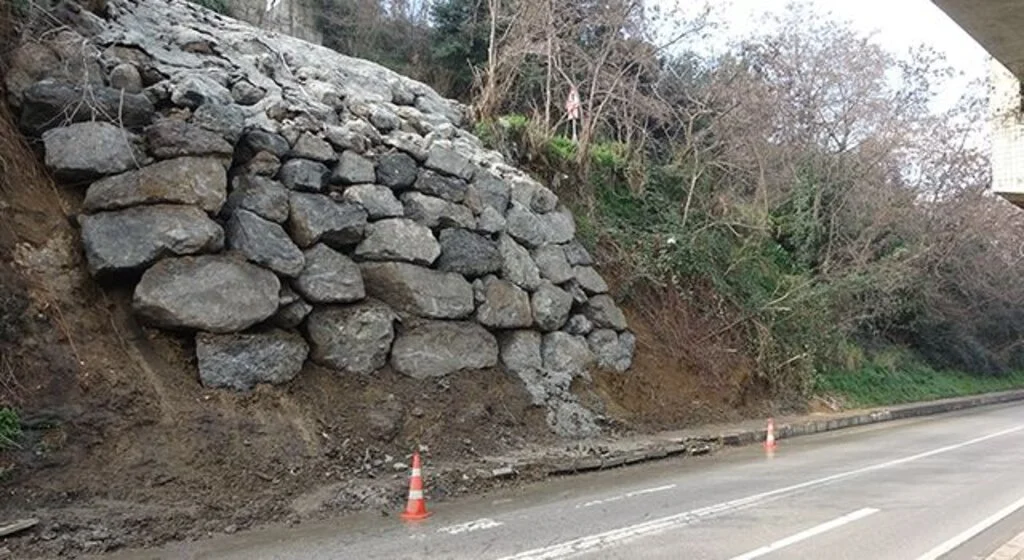 Samsun'da Yamaçta heyelana yol açan yağmur suyuna çözüm bulunacak