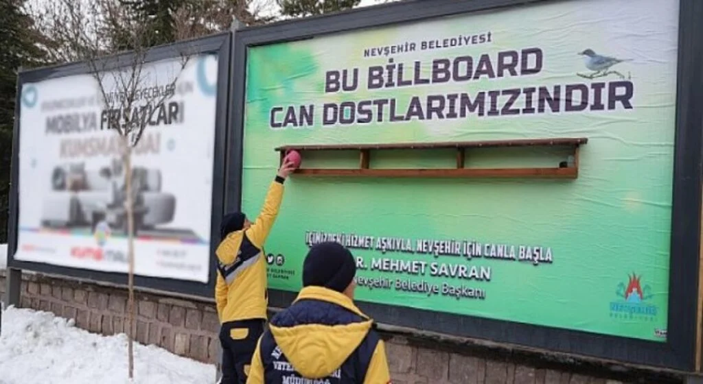 Soğuk ve Karlı Havalarda Yiyecek Bulmakta Zorlanan Kuşlar İçin Billboardlara Yemlikler Asıldı