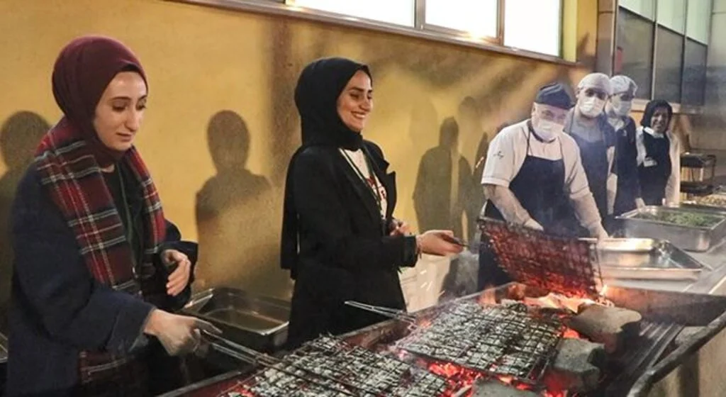 Üniversite öğrencilerine ‘hamsi şöleni’