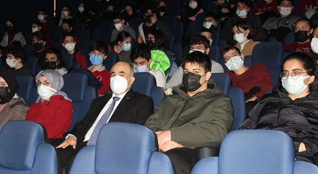 Vali ve öğrenciler 'Malazgirt 1071' filmini izledi