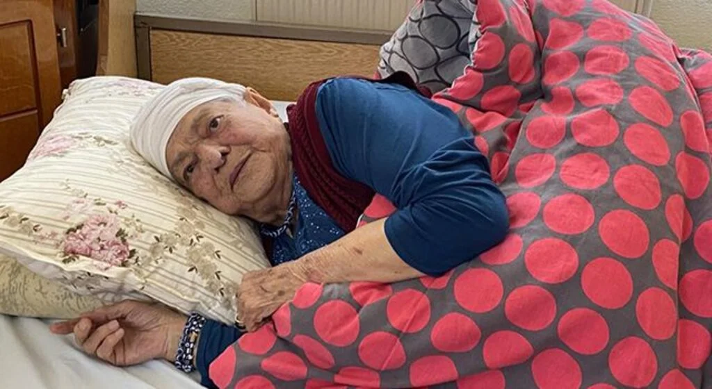 Yaşlı kadın, yangından kendisini sırtına alarak kurtaran polise teşekkür etti