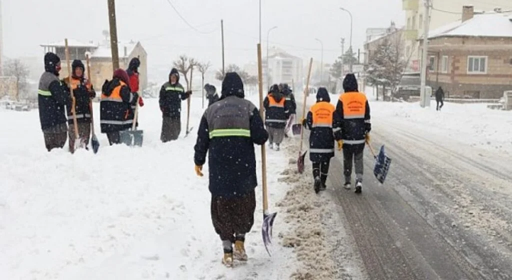 Yaya Kaldırımlarında Kar Temizleme Ve Tuzlama Yapıyor