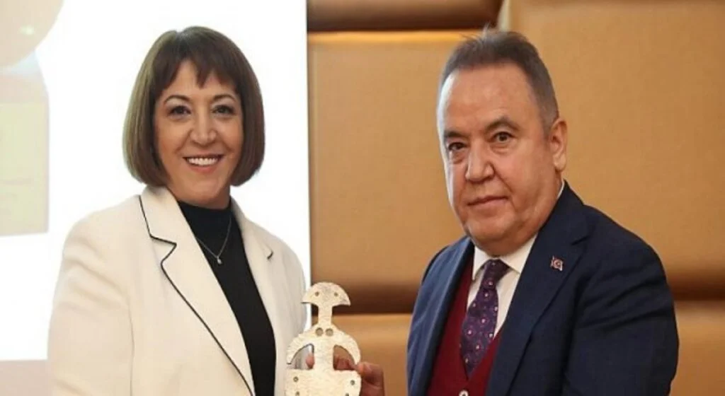 Yılın kadını ödülü Hemşire Araz’a