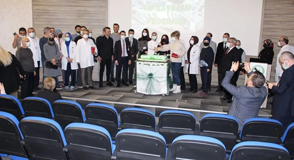 25. yılını dolduran doktorlara plaket 