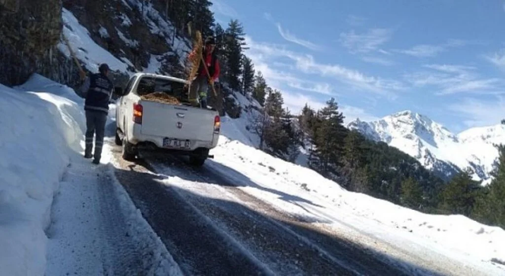 Alanya Taşatan Yolu’nda tuzlama çalışması yapıldı
