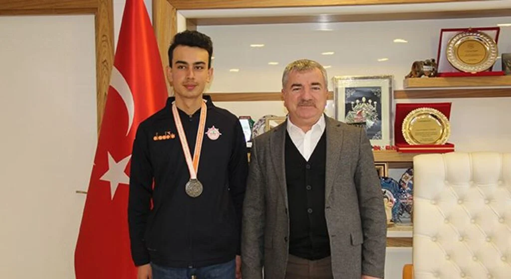 Başarılı sporcuya kaymakam ve başkandan destek