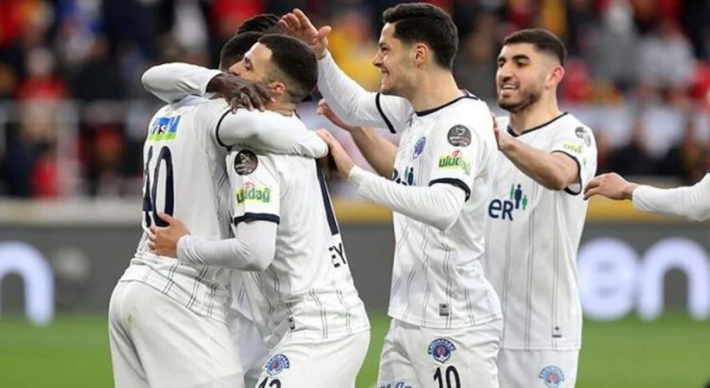 Bir maçta Kasım Paşa, Göztepe'yi deplasmanda 3-2 mağlup ederek önemli bir galibiyet elde etti