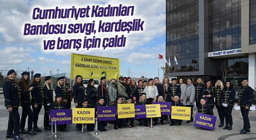 Cumhuriyet Kadınları Bandosu sevgi, kardeşlik ve barış için çaldı