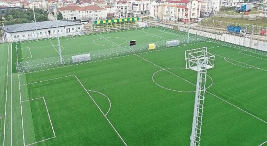 Darıca Nene Hatun Stadı’ndaki doğu sahasının çimleri de tamam