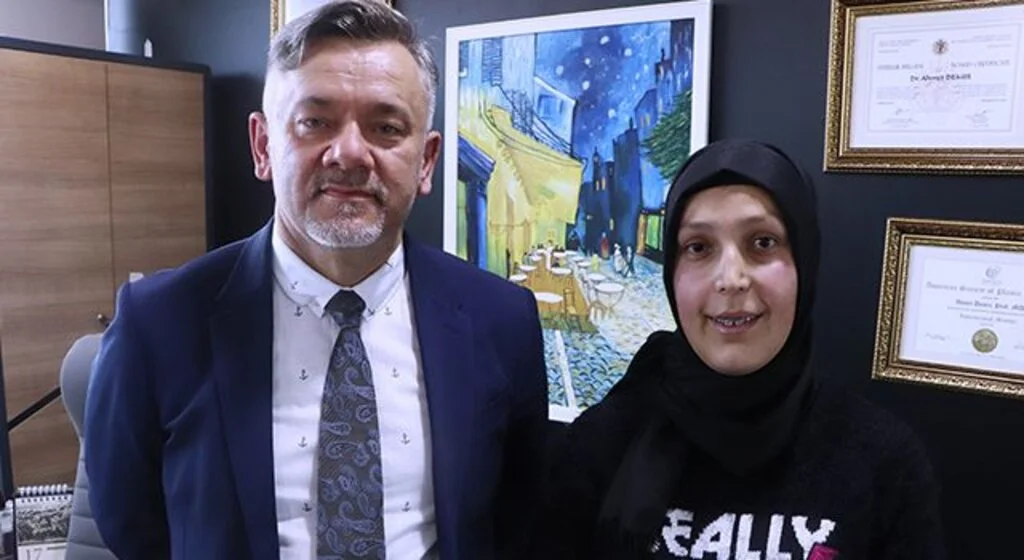 Doğuştan çene bozukluğu olan hastaya estetik çene: 21 yıl sonra çenesi düzeldi
