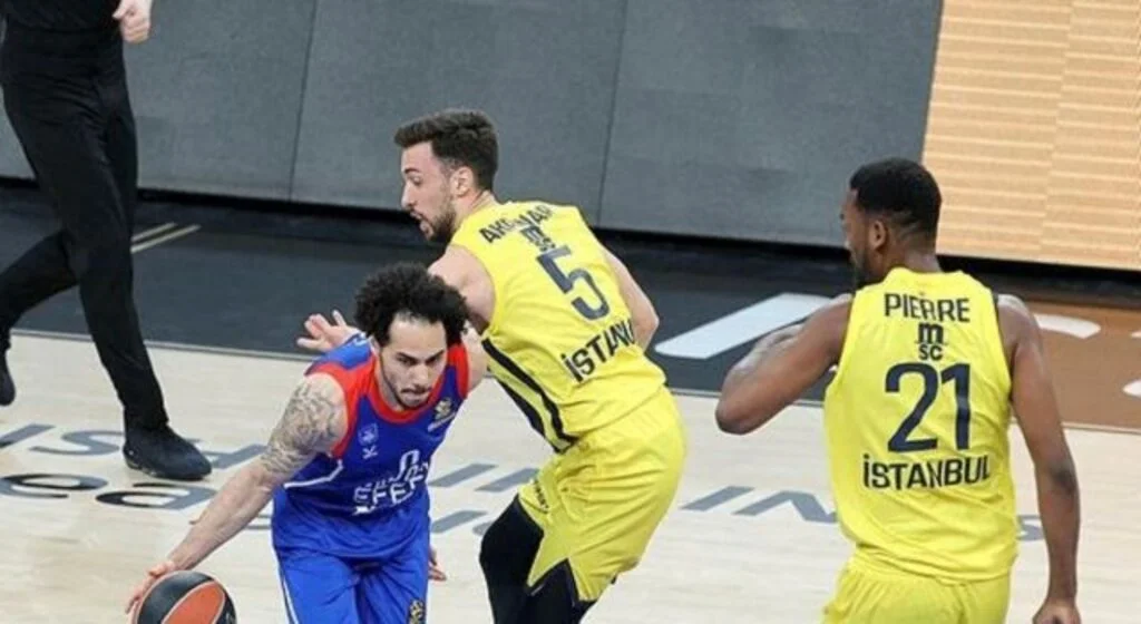 Efes galibiyeti müjdeledi ve maç 84-79 sona erdi
