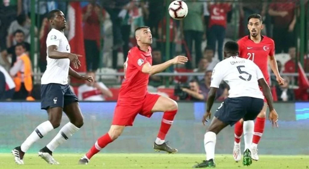 Fransa ile oynanan maç sırasında kulübede oturuyor