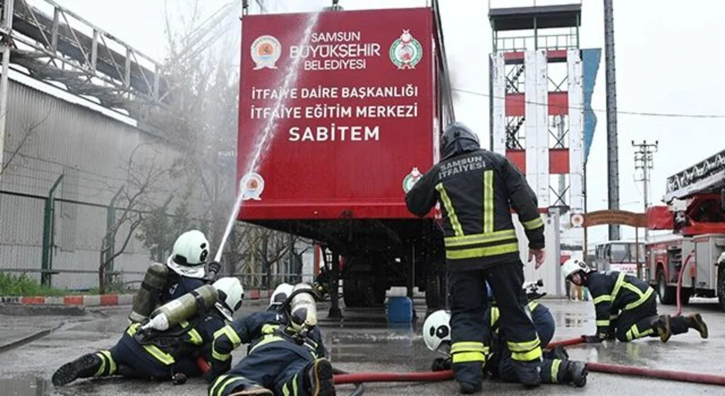 Genç itfaiyecilere hayat kurtarma eğitimi