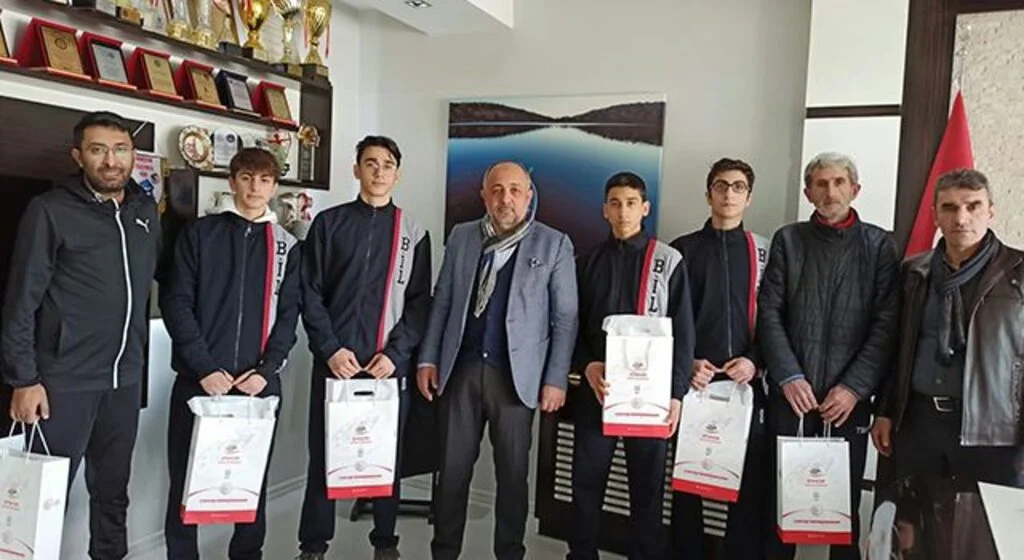 Gençlik ve Spor İl Müdürü İsmail Hakkı Kasapoğlu Şampiyonları Ödüllendirdi