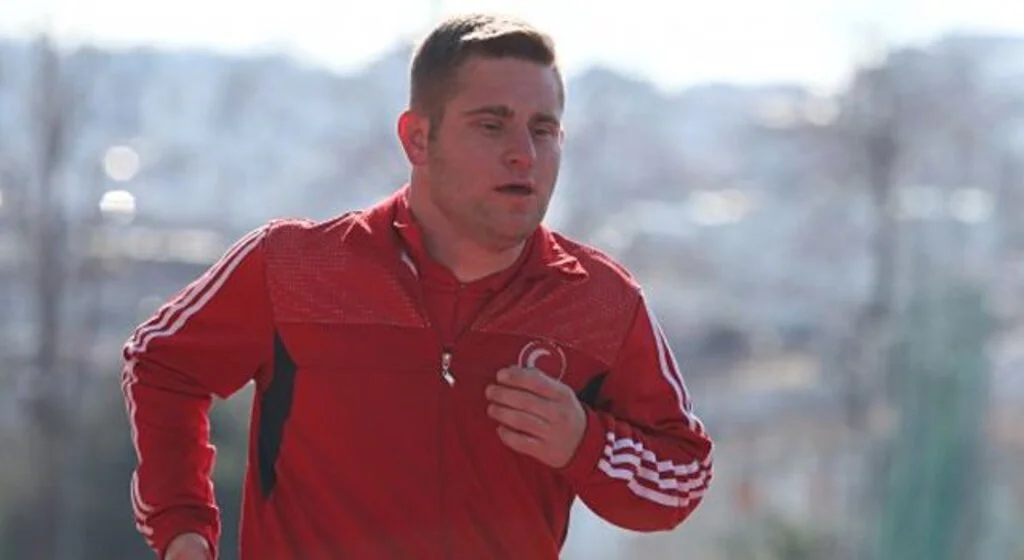 Güllede dünya rekoru bulunan özel sporcu Ali Topaloğlu, özel çocuklara örnek oluyor