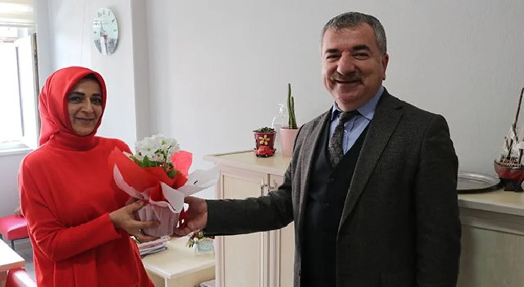 Havza Belediye Başkanı Sebahattin Özdemir'den kadın çalışanlara çiçek