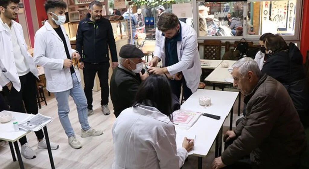 Hemşire adaylarından ücretsiz sağlık taraması ve eğitimi
